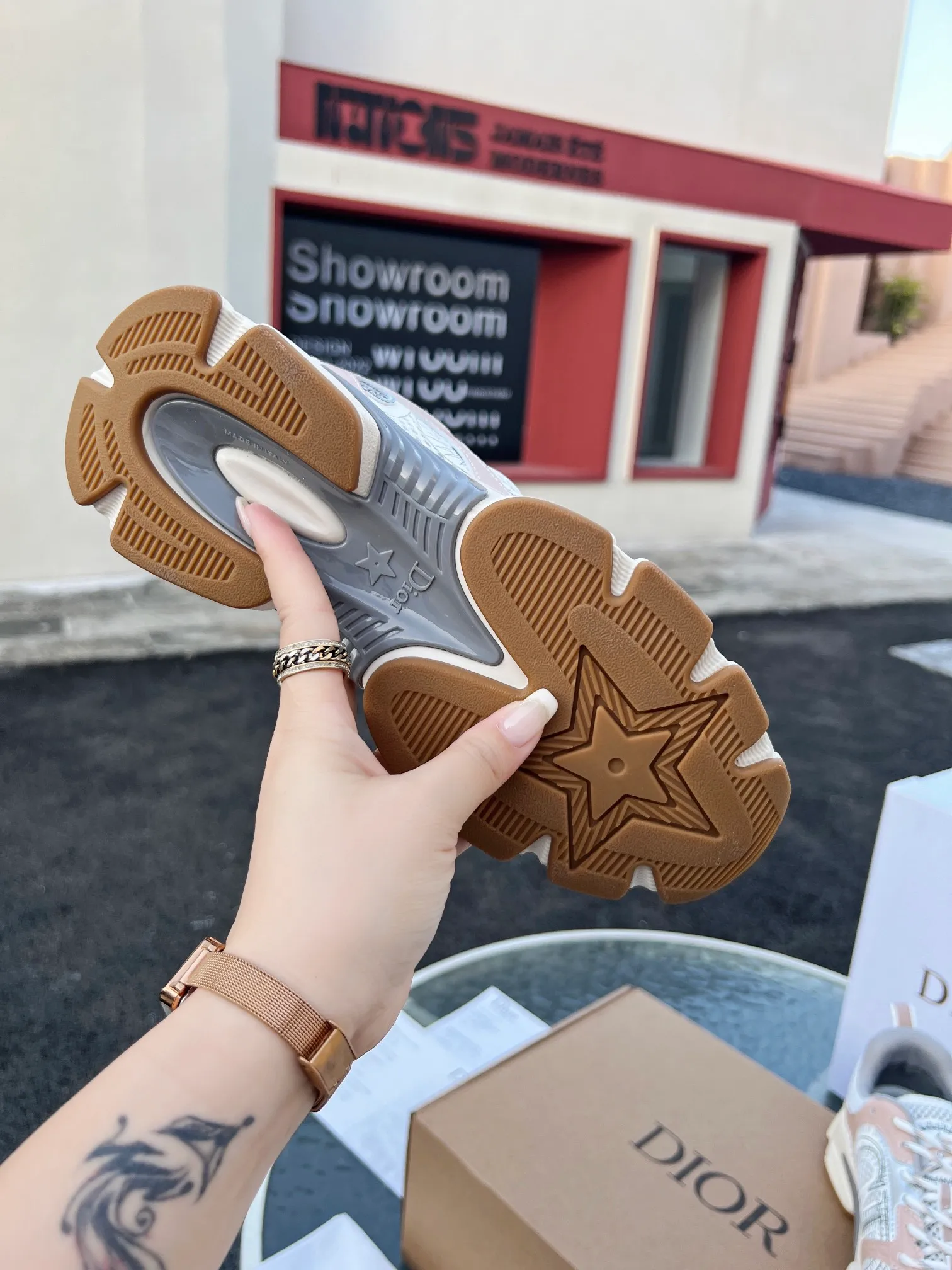 👟👟Ex-factory price 600👟👟 High version couple model🍸 Dior Dior | 2024 ˢˢDilraba, many stars have the same style. L’s 2024 spring and summer new products. The latest popular Chrono series, thick-soled mesh color-blocking running shoes, dad shoes, casual sports shoes series〰 Original purchase, development and production👍🏻This Dior Chrono sneaker is made of white and black mesh fabric with leather effect panels. The CD logo on both sides, the star patch on the tongue and the Dior logo on the heel, many details highlight the style. The two-tone laces, lightweight sole and star embellishment allow for a casual look all year round, complementing a variety of casual or elegant pieces. ♺Upper: Original imported first-layer cowhide + mesh ♺Inner lining: Original customized breathable lining ♺Outsole: Original molded EVA super light and super soft outsole ♺Heel height: 4.5cm ♺Size: Female 35-41 Male 39-45 (Female 40.41 Male 45 customized)